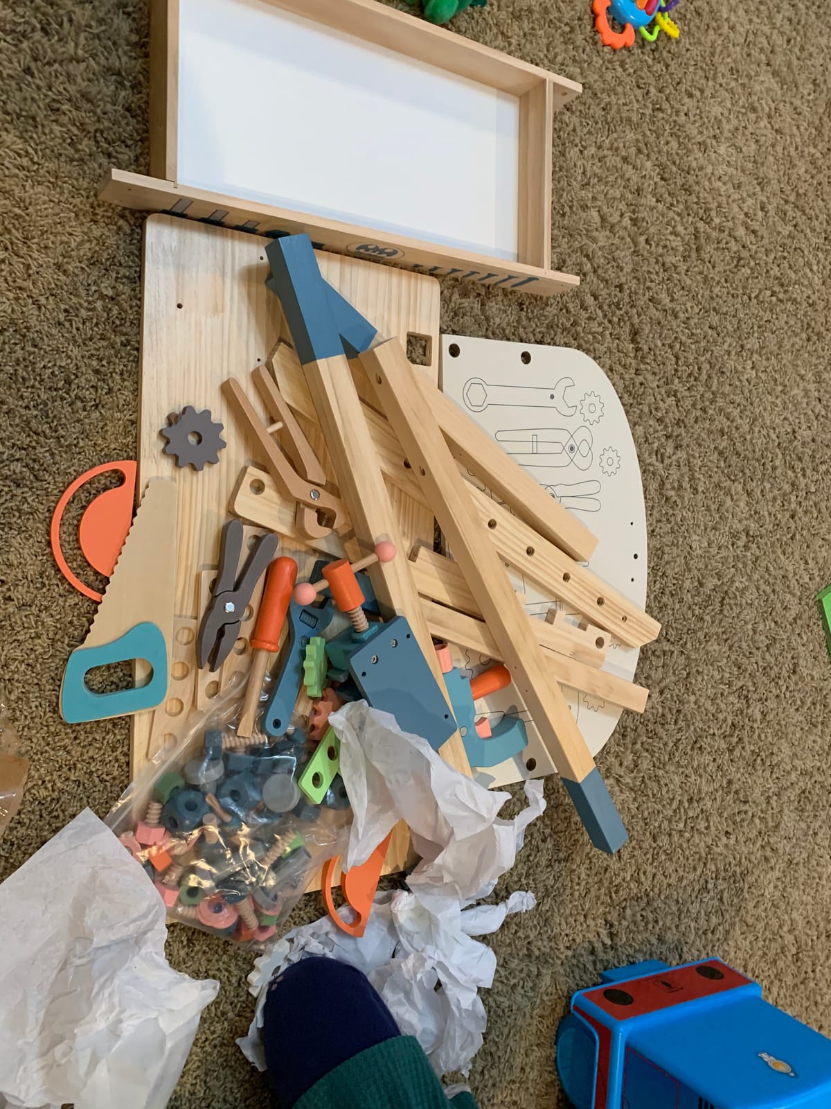 Kids Tool Set, Wooden Tools Bench with Apron Toddler Toy Workbench with Realistic Tools Electric Drill STEM Construction Toy Gifts for Age 3-9 Boys Girls customer photo 1
