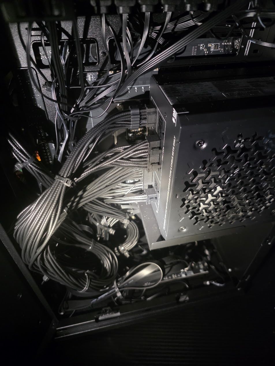 CORSAIR RM1000e (2025) ATX 3.1 PCIe 5.1 Ready 1000W Power Supply – Black customer photo 1