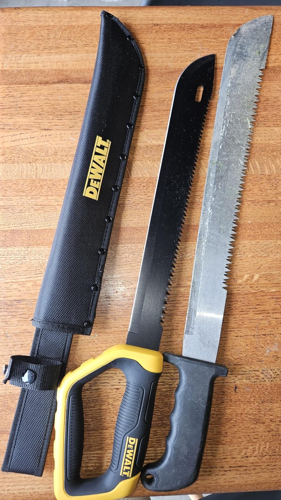 DEWALT 21-Inch MA61 D-Guard Machete with Saw Back & reinforced Nylon Sheath | 15.16