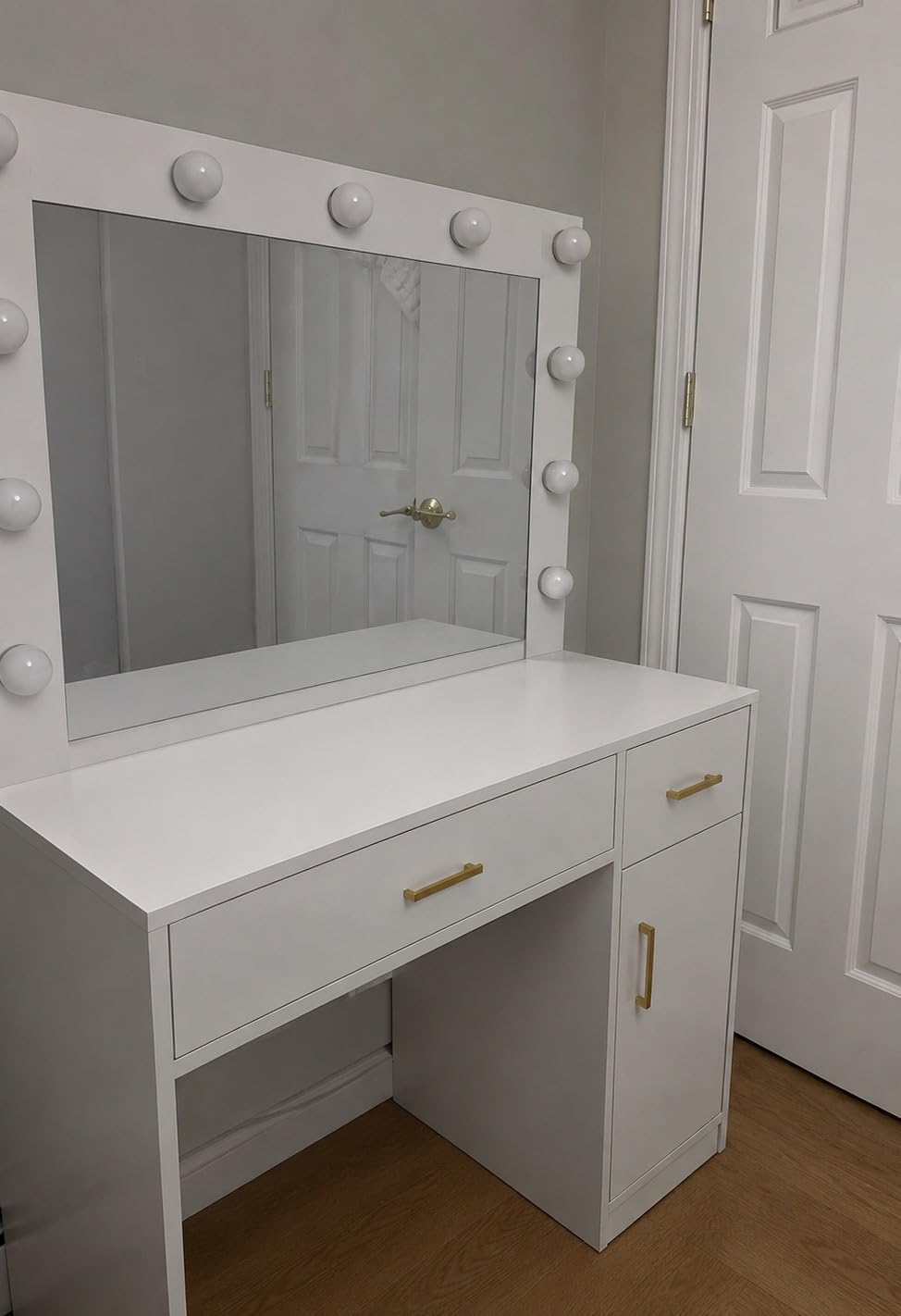 DUMOS Makeup Vanity Desk with Mirror and Lights, Charging Station customer photo 1