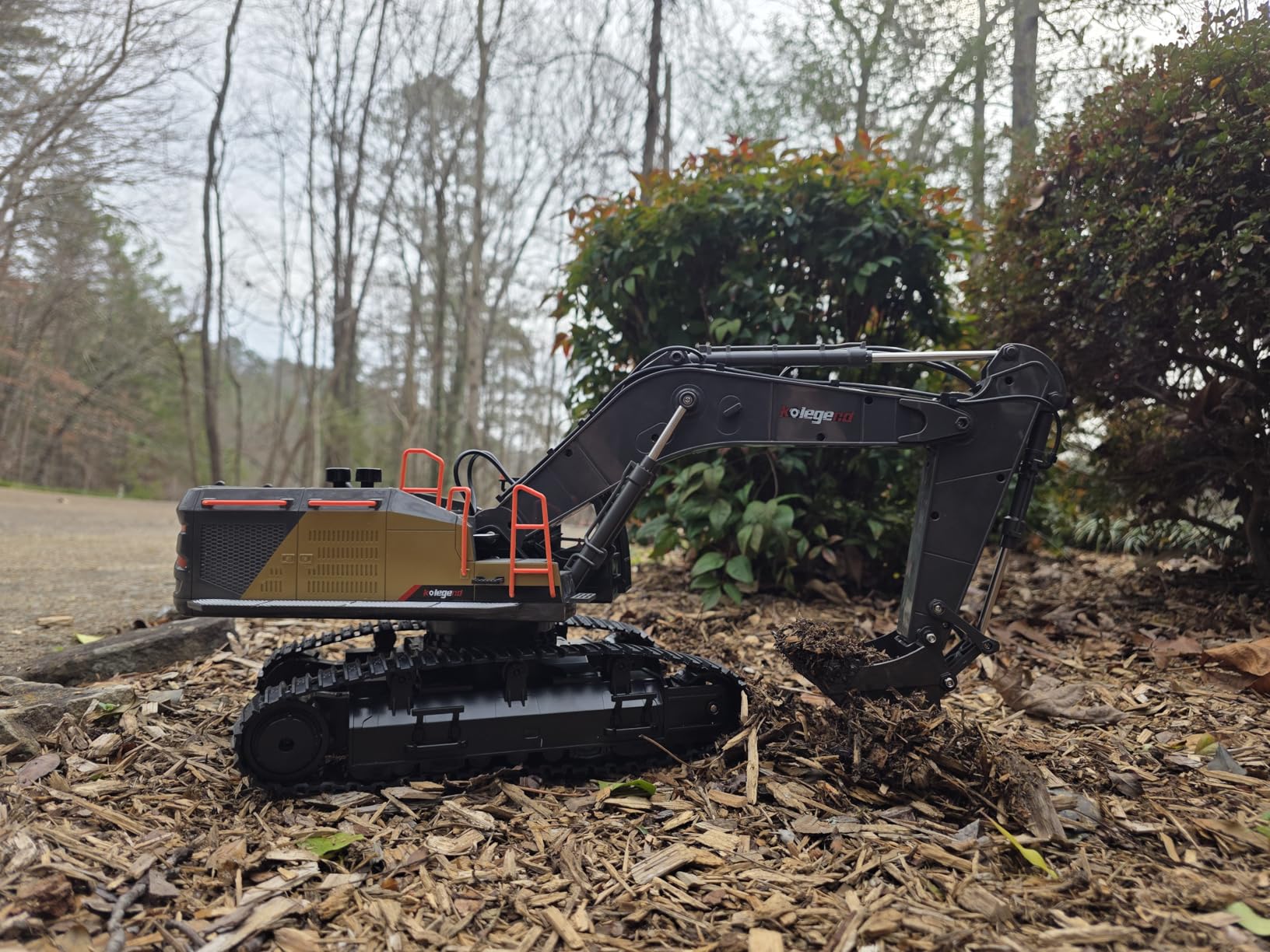 kolegend 5-in-1 RC Excavator for Adults 1:14 Scale, Remote Control Excavator with Alloy Screw Drive, Metal Tracks, 40Min Battery, LED Lights, Full Proportional Control,6 Attachments, for Outdoor Use customer photo 2