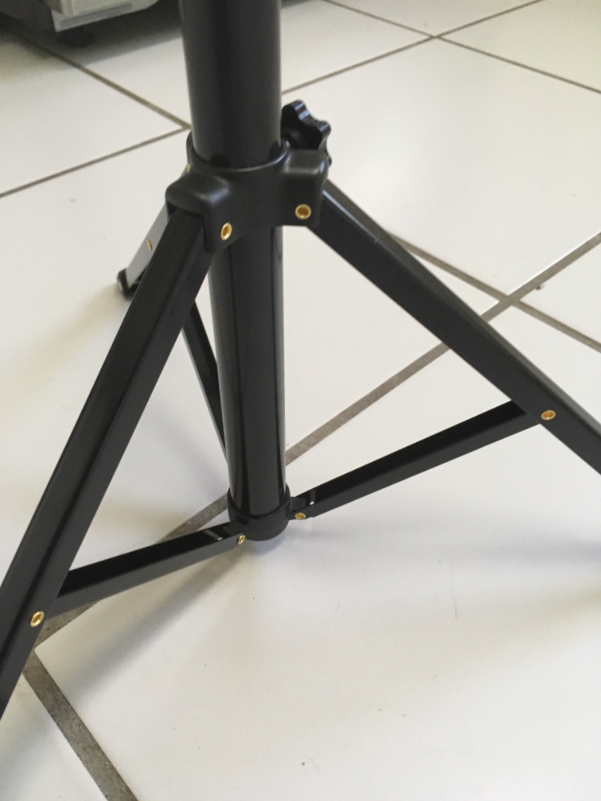 Pyle Universal Speaker Stand Mount Holder Heavy Duty Tripod w/ Adjustable Height from 40” to 71” and 35mm Compatible Insert Easy Mobility Safety Pin and Knob Tension Locking for Stability, Black customer photo 1