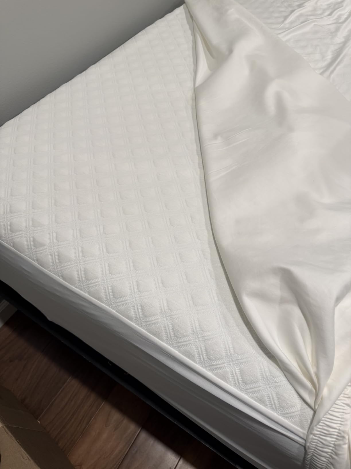 SafeRest Waterproof Queen Size Mattress Protector customer photo 1