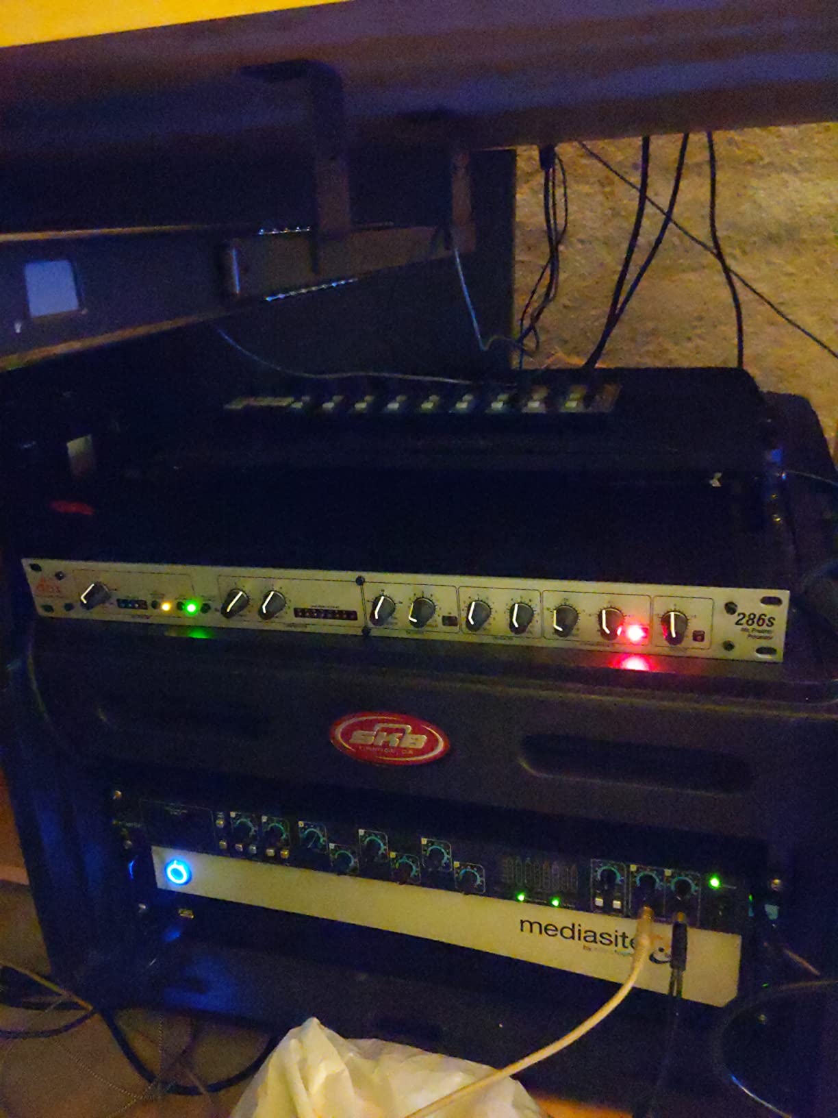 dbx DBX286SV Instrument, Microphone Preamp & Channel Strip Processor, with Compression, De-Esser, Enhancer, Expander/Gate, Loop-Out. Metering LEDs, XLR and ¼” inputs. Rack Mountable 1U. Silver customer photo 1