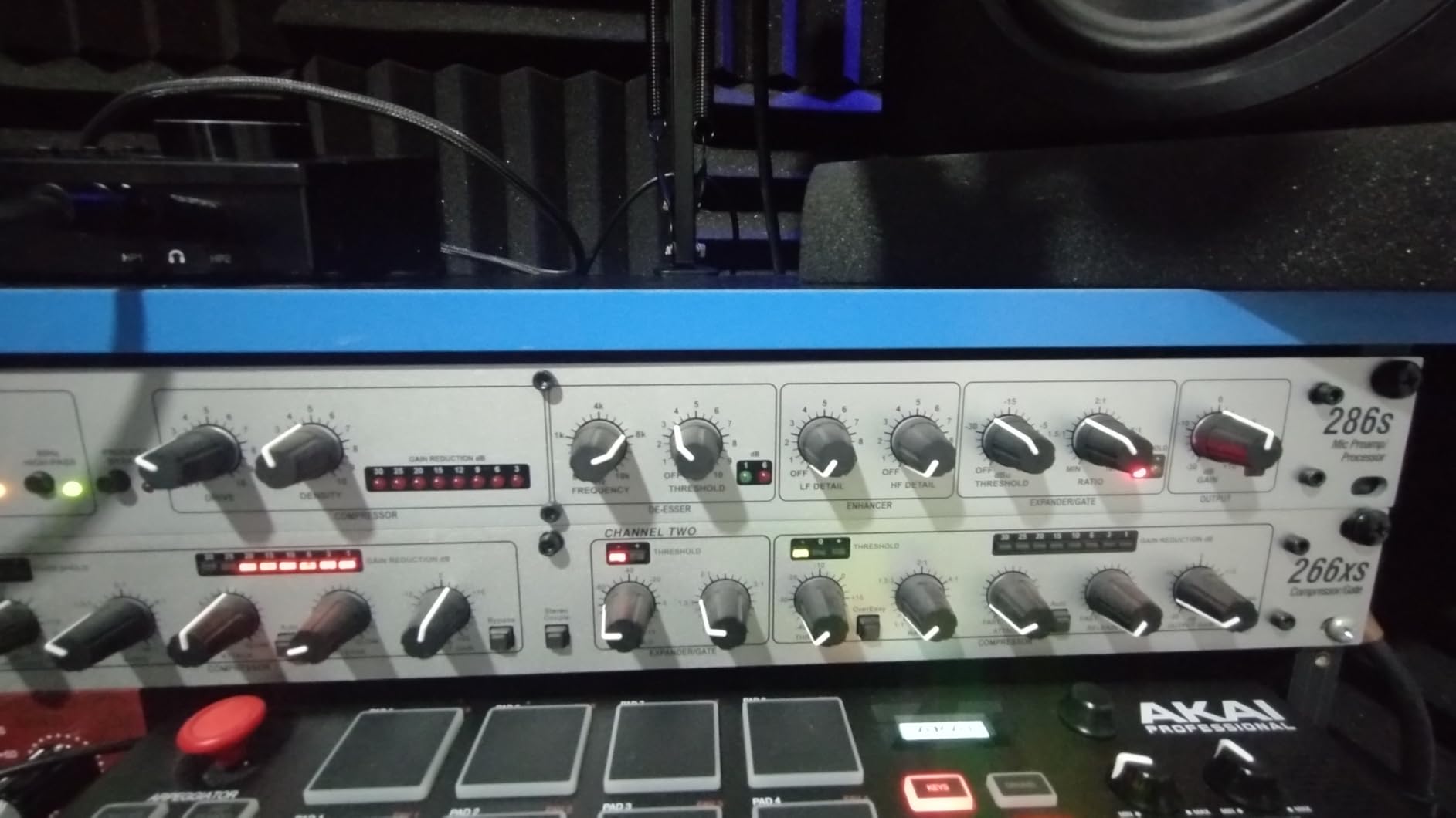 dbx DBX286SV Instrument, Microphone Preamp & Channel Strip Processor, with Compression, De-Esser, Enhancer, Expander/Gate, Loop-Out. Metering LEDs, XLR and ¼” inputs. Rack Mountable 1U. Silver customer photo 2