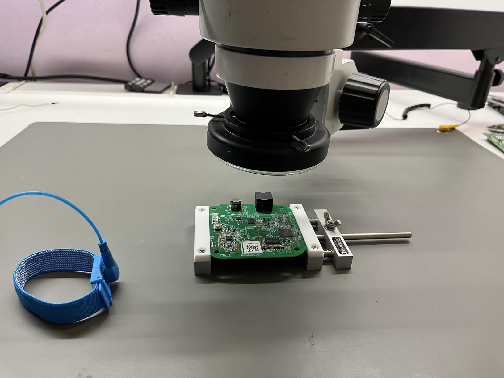 PCB Vise with Standard Nylon Jaws Grey customer photo 1