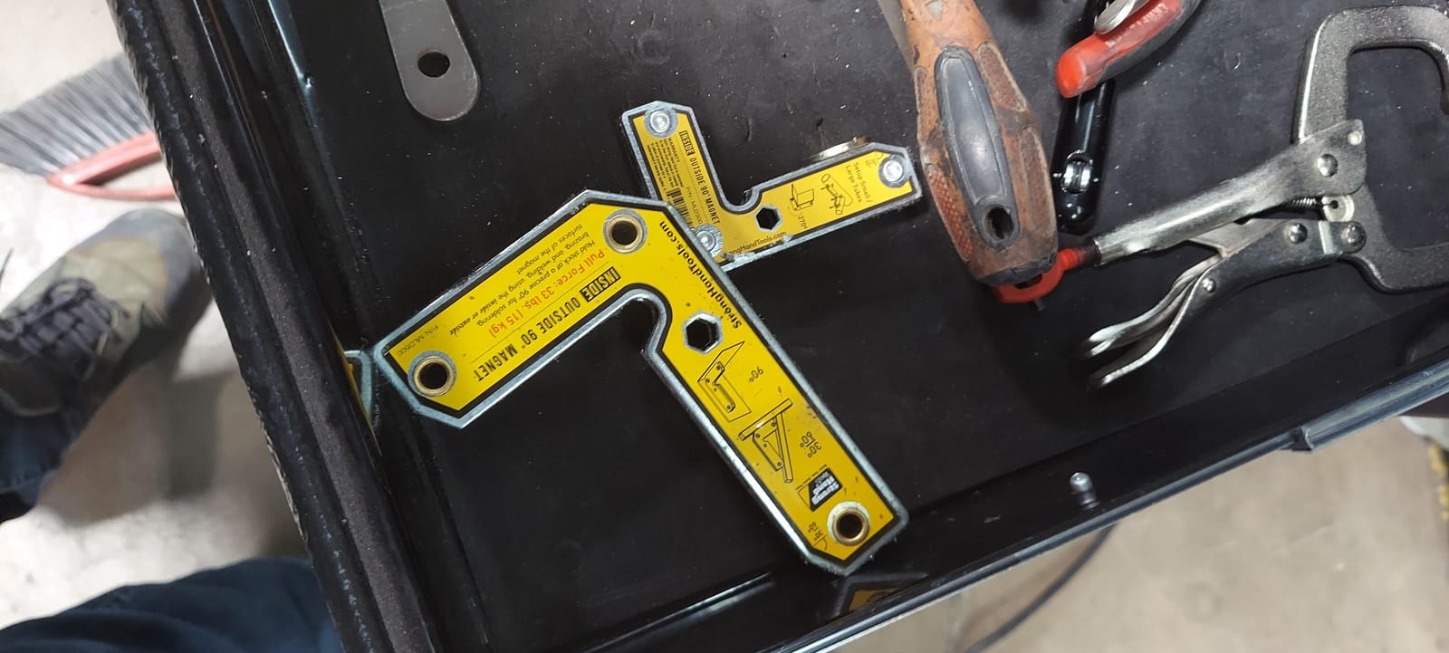 Strong Hand Tools, Angle Magnetic Square Kit, Inside/Outside Magnets, Fixed Angle, 90° (30°, 60°), Mag. Pull Force 20/33 lbs, 3″/5