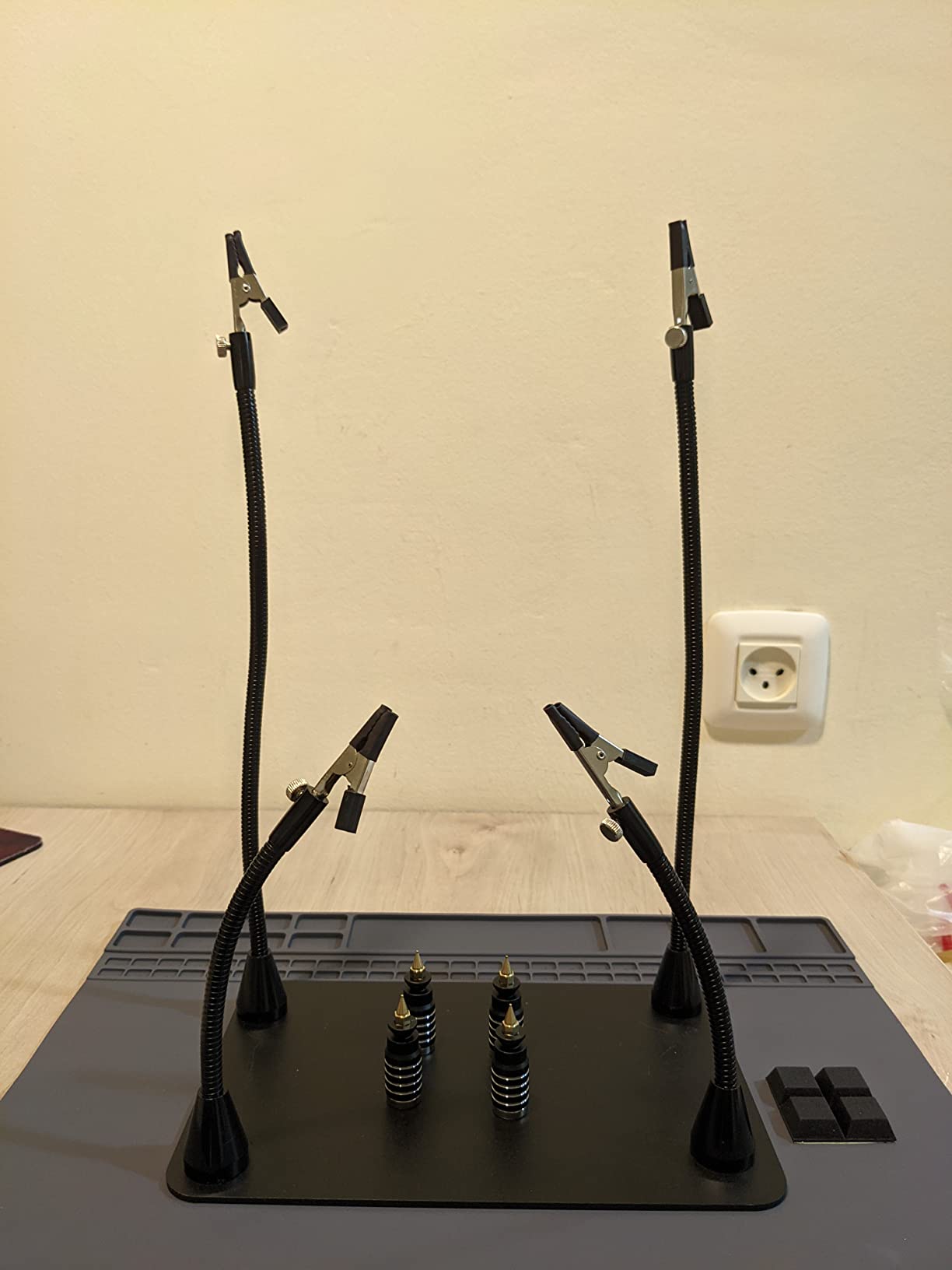 Magnetic Helping Hand, Soldering Helping Hands, 4 PCB Pillars Circuit Board Holder with Flexible Metal Arms Heavy Duty Base Electronic Repair Tool customer photo 2