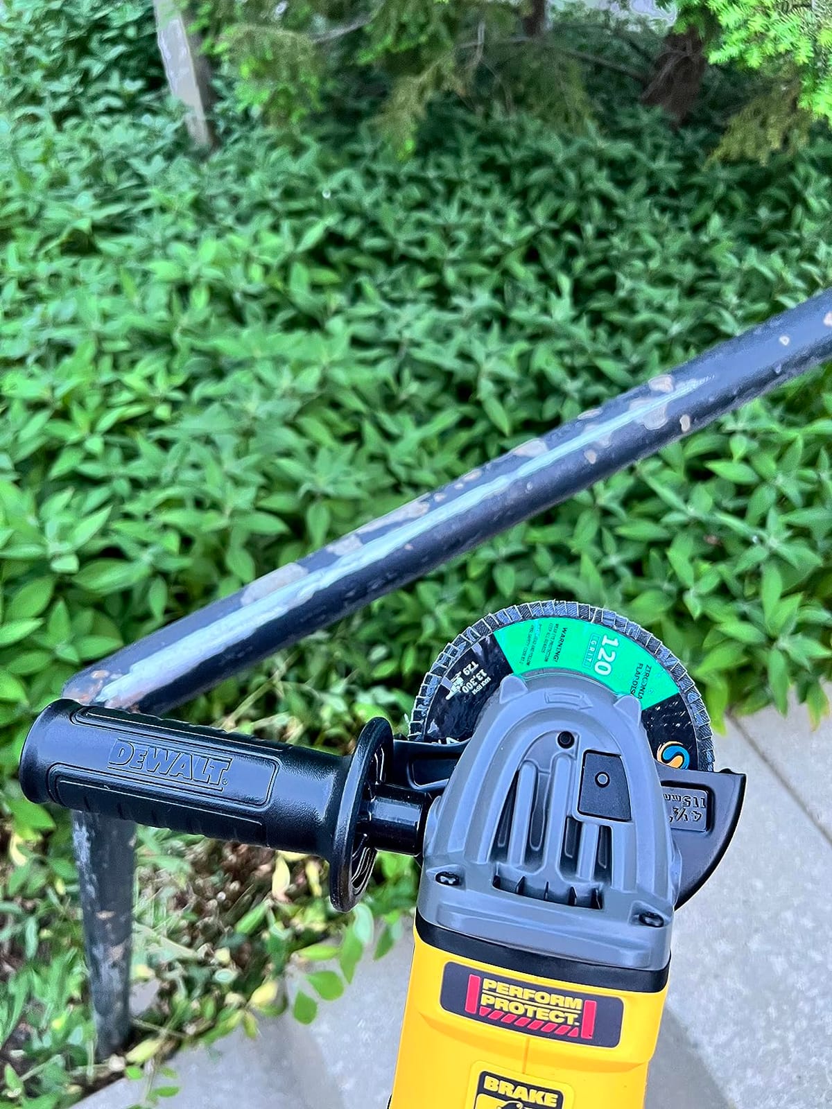 DEWALT FLEXVOLT 60V MAX* Angle Grinder with Kickback Brake, 4-1/2-Inch to 6-Inch, Tool Only (DCG418B) customer photo 1