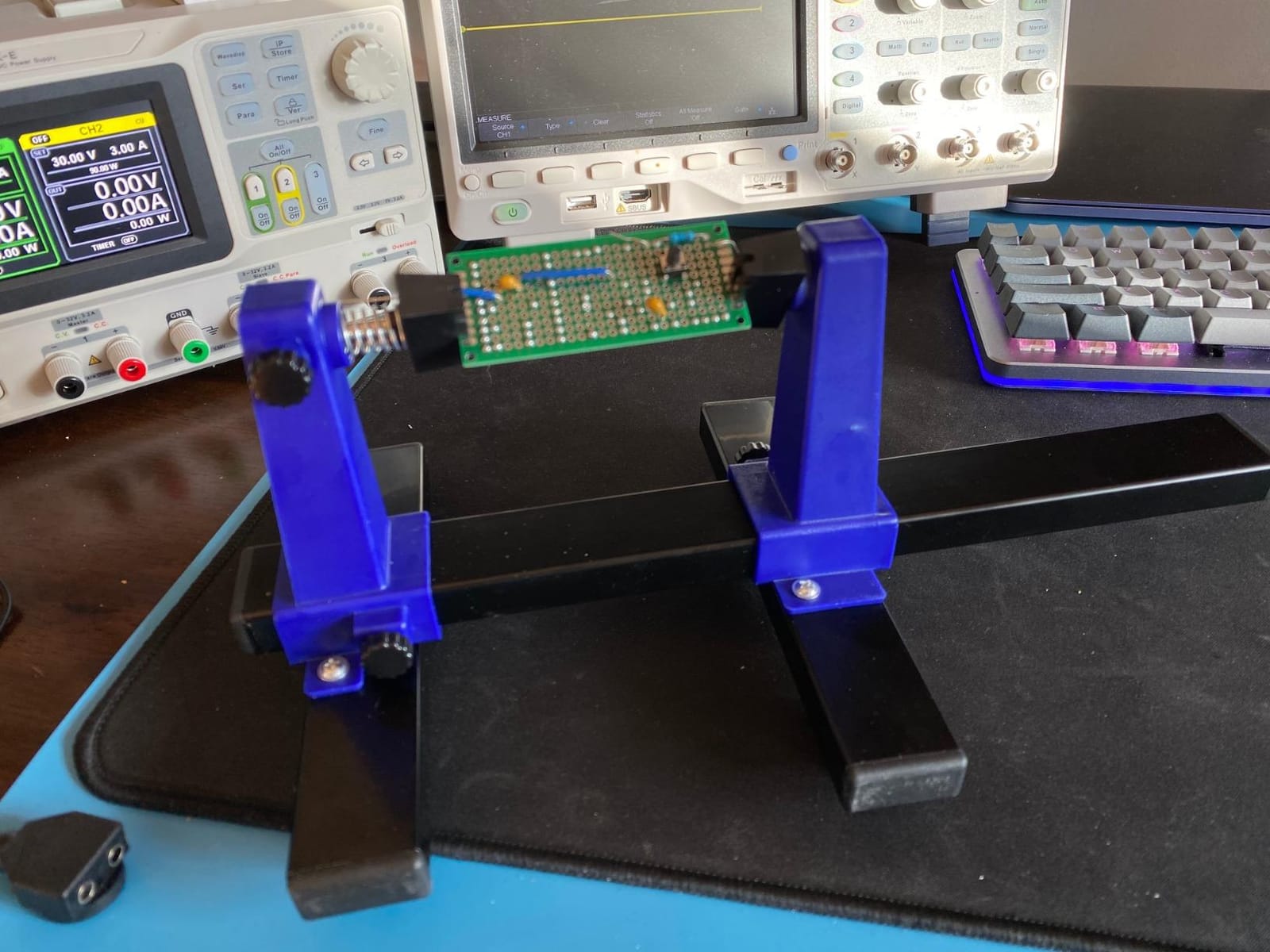 AmScope CBH-100 Adjustable Circuit Board Holder and Clamping Kit, PCB customer photo 1