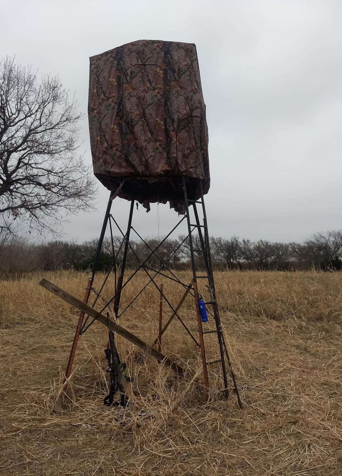 Muddy 12' Quad Pod Ladder Stand with Large 57 x 57 Platform & Hunting Blind customer photo 1