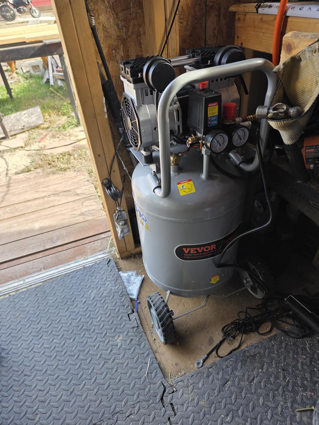 VEVOR 13-Gallon Air Compressor, 2HP, 4.6 SCFM@90PSI, Oil-Free Tank, 66dB Quiet Operation, Ideal for Tire Inflation, Woodworking, Auto Repairs, and Spray Painting (Maximum Pressure 125 PSI) customer photo 1